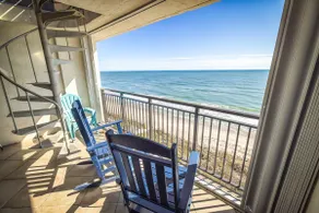 Salt & Sky-Oceanfront PH w/Roof Deck-Pool-King Bed - Image 4