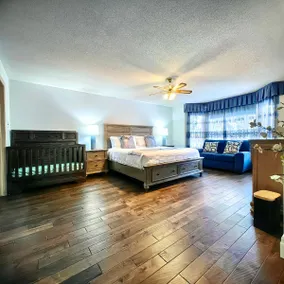Elegant Retreat • 4 King Beds • 3 En-Suites • Pool Table - Image 5