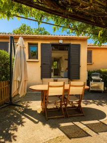 Villa with your feet in the water: swimming pool and sea - Image 3