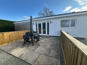 Modern, newly built 2 bedroom bungalow with free parking - Image 3