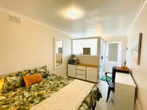 Central stay - secure parking, 5 min to mall/eats - Image 2