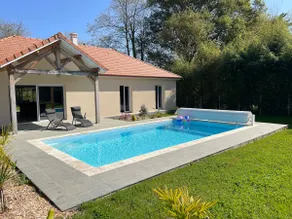Air-conditioned 3-bedroom house with private pool - Image 4