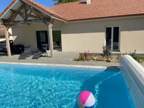 Air-conditioned 3-bedroom house with private pool - Image 2