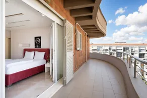 New 4BR Penthouse with Views Free Parking - Image 3