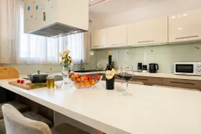 New 4BR Penthouse with Views Free Parking - Image 4