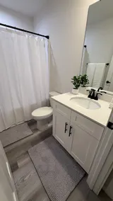 Modern Spacious Stay | Fast Wi-Fi + Workspace - Image 3