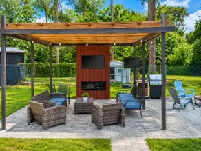 Premium House fireplace, Mini Golf and Large Patio - Image 3
