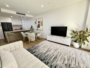 Modern 2BR in Mascot - Close to Airport & Train - Image 2