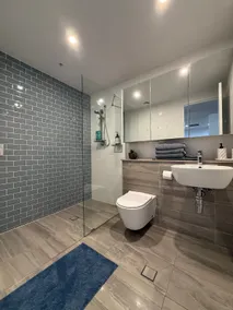 Modern 2BR in Mascot - Close to Airport & Train - Image 3