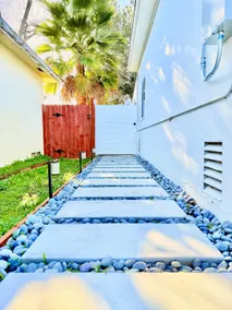Modern GuestHouse Fenced & Pet Friendly - Image 2