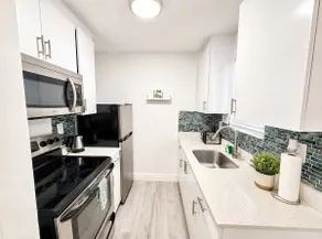 Hollywood Beach Escape | King Bed + Full Kitchen - Image 4