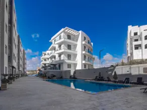 Chic property with pool and sea view - Image 2