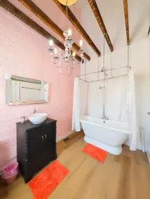 Chic Oasis | Luxury Stay in the Heart of Hamilton - Image 4
