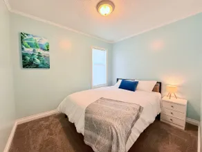 Heart of the City | Clean, Cozy & Fully Equipped - Image 3