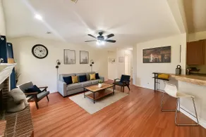 Lovely 3 Bed With Large Backyard - Image 2