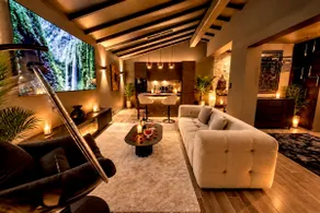 Prestige Suite / Luxury Rooftop Hot Tub - Image 2
