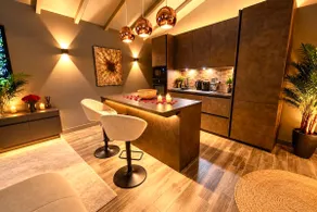 Prestige Suite / Luxury Rooftop Hot Tub - Image 4