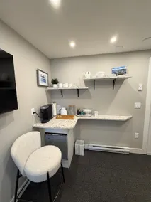 Adorable Hotel Style Room in Brentwood Bay! - Image 3