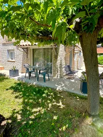 One-bedroom apartment in the countryside with large swimming pool - Image 3