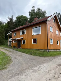 House in courtyard - Image 4