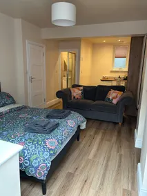 New Town Centre Studio Flat - Image 5