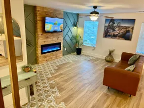 Stylish w/pool table 2 min COTA 5 min from TESLA - Image 2