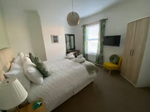 King Bed, luxury cottage/5 mins to city center - Image 4
