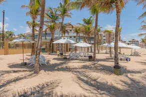 Direct beach access, bathtub and total leisure - Image 2