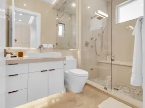 Luxury/private/walk to dining/free parking/2 beds - Image 3