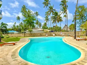 The Beachfront Penthouse: Pool + Hot Tub + AC + Ensuite - Image 3