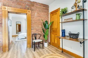 Studio 500 Downtown Gem Free Parking and Pets OK - Image 2