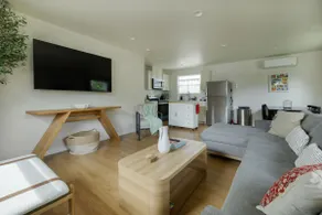 • Gorgeous 2 Bed Cottage in Dtwn Riverside • - Image 2