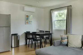 • Gorgeous 2 Bed Cottage in Dtwn Riverside • - Image 4
