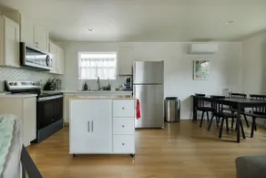 • Gorgeous 2 Bed Cottage in Dtwn Riverside • - Image 5