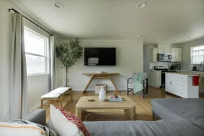 • Gorgeous 2 Bed Cottage in Dtwn Riverside • - Image 3