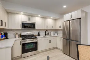 ”Charcoal” Brand New 1-bed Stacked Townhome - Image 4