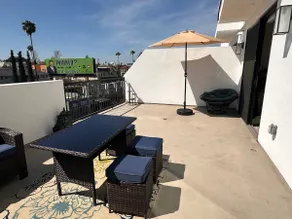 KTown w/FREE parking & XLG patio - Image 3