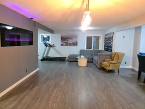 *Walkout basement* On Golf Course & Near Lake - Image 2