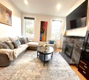 Luxury & Grandeur Apt| Prime Location, Parking! - Image 3