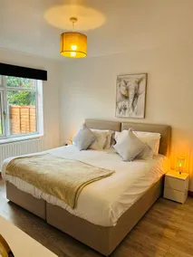 Spacious 4 Bed with Free Parking - Image 2