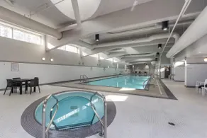 City Views & Cozy Vibes | Pool, Gym+Parking! - Image 5