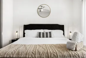 Modern King 1BD, Grand Balcony, Pool, Free Parking - Image 5