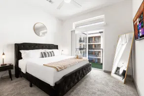 Modern King 1BD, Grand Balcony, Pool, Free Parking - Image 4