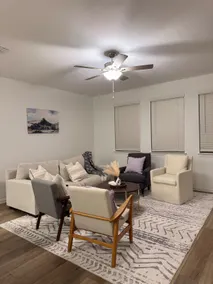 Spacious 4B Mid-Century Oasis | Family & Work Stay - Image 5
