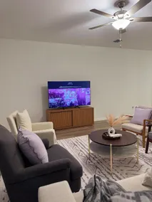 Spacious 4B Mid-Century Oasis | Family & Work Stay - Image 3