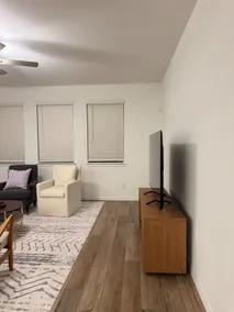 Spacious 4B Mid-Century Oasis | Family & Work Stay - Image 4