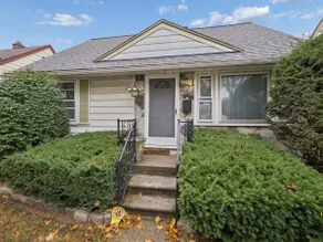 Airport Getaway- 2BR Near Detroit Sports & Events - Image 2