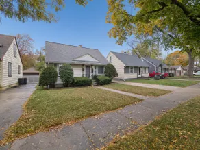 Airport Getaway- 2BR Near Detroit Sports & Events - Image 5