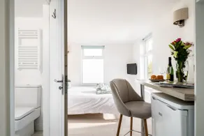 Salcombe Suite with parking - Image 2