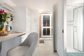 Salcombe Suite with parking - Image 5